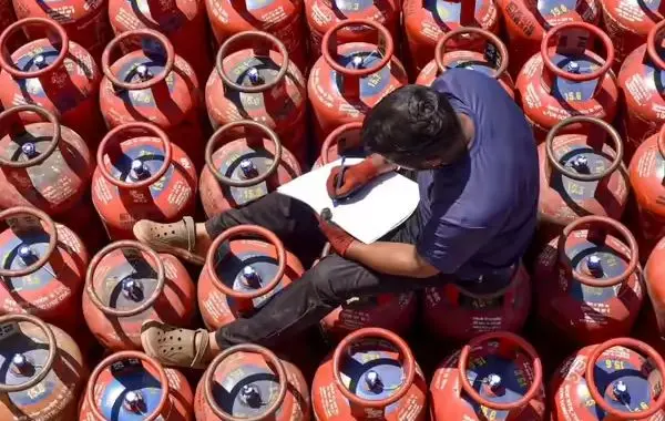 Cylinder Clampdown: Delhi Bans Godown Sales To Tighten Safety And Distribution Rules