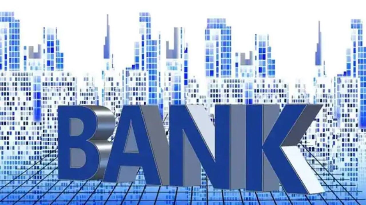 Indian Banks' Margins Set to Narrow in FY26 as Credit Growth Slows