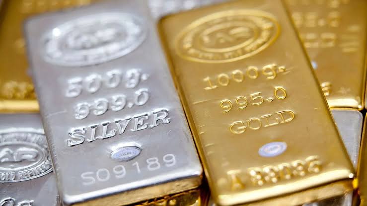 Gold Holds Steady, Silver Slides: Precious Metals React to Fed Pause and Geopolitical Tensions