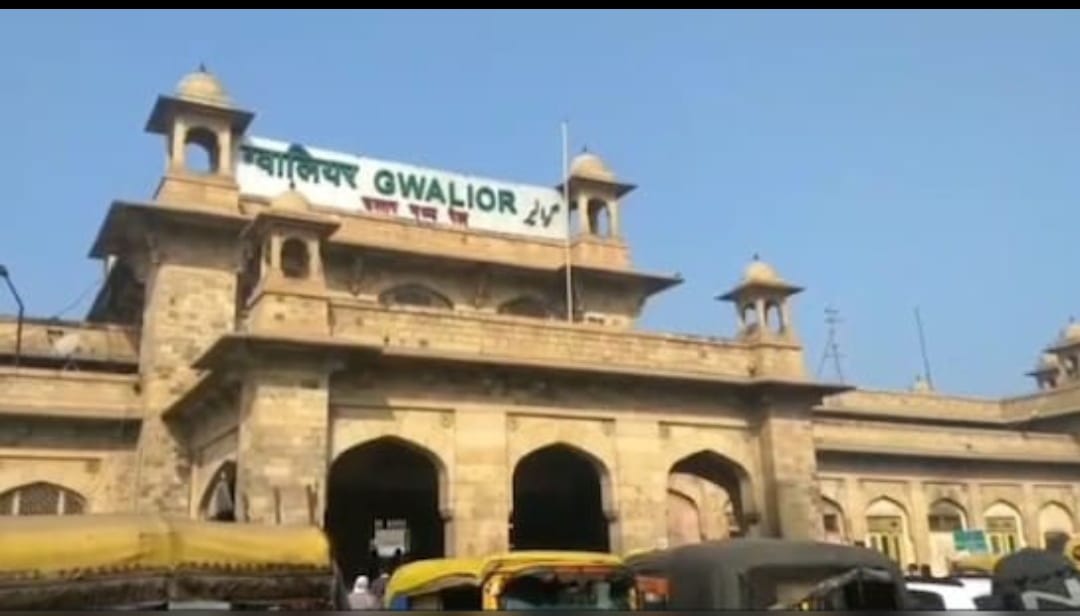 NRI Couple Robbed of ₹25 Lakh Worth of Valuables on Shri Dham Express Near Gwalior