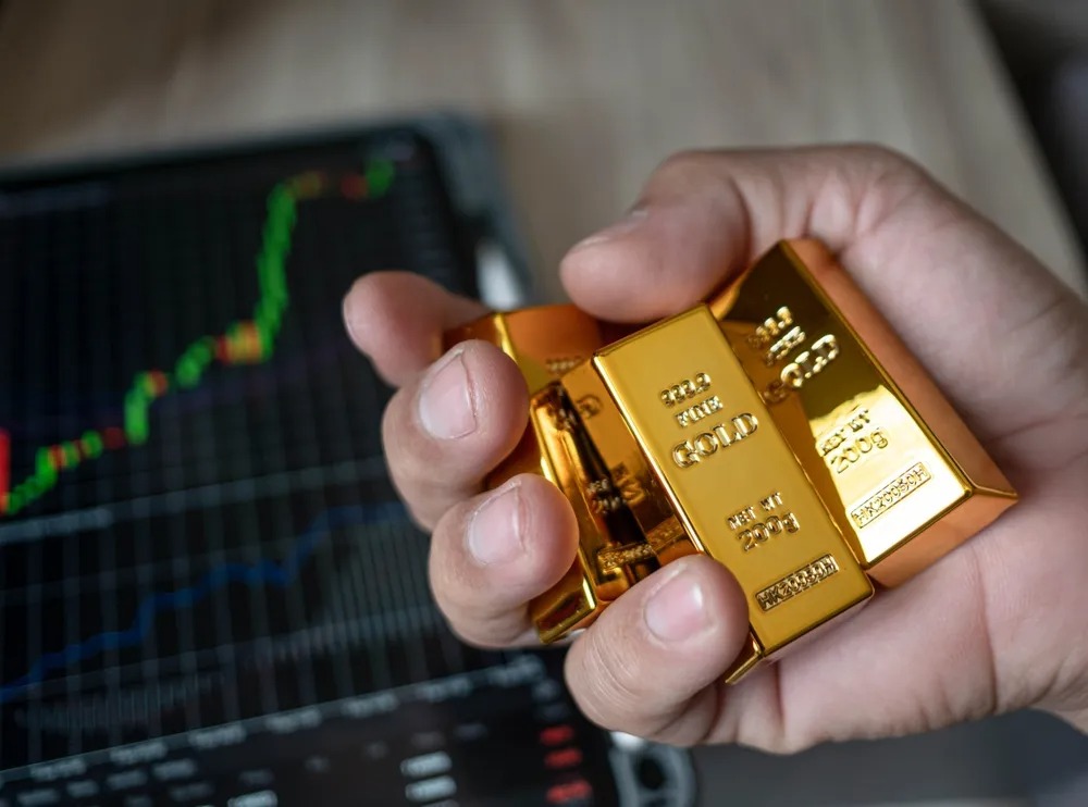 Gold Futures Surge as Investors Build Fresh Positions