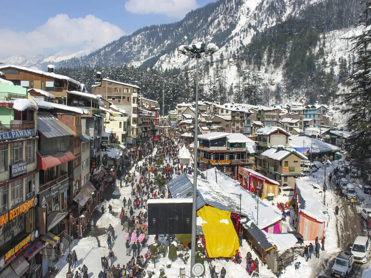 Snowed In: Manali Comes to a Standstill, Tourists Stranded on Highways