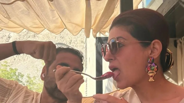Twinkle Khanna And Akshay Kumar’s Playful Gluttony Contest Wins Hearts Online