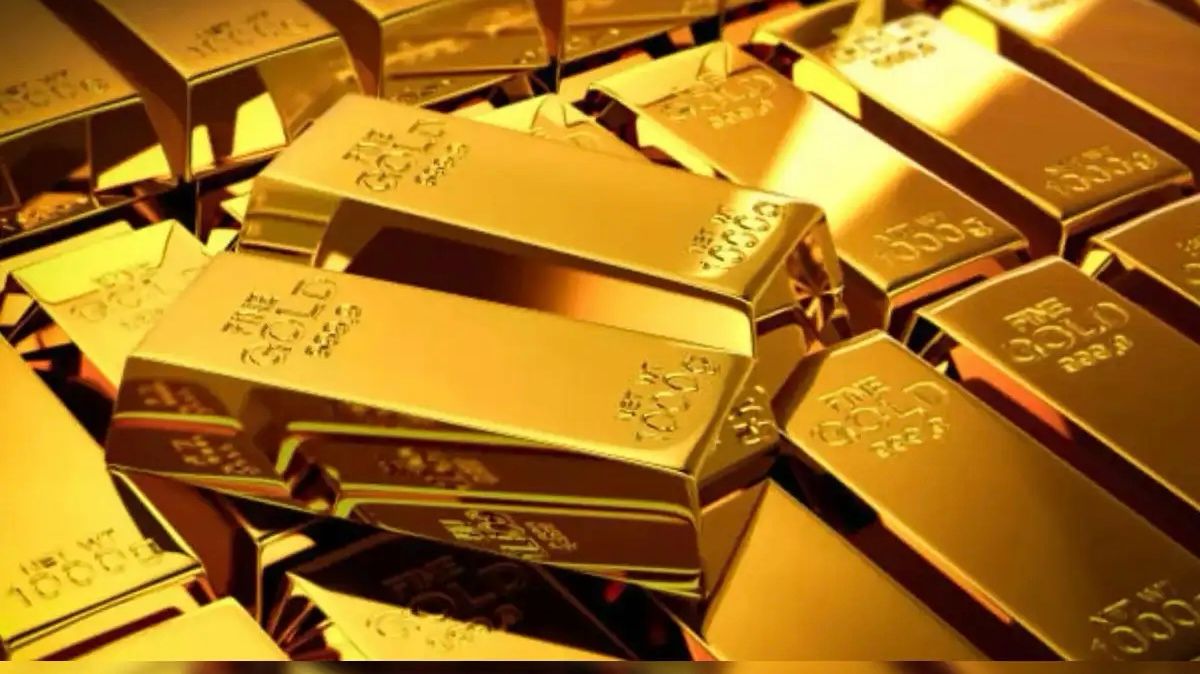 Gold Soars to Record High as Weak Dollar and Trade Fears Fuel Safe-Haven Rush
