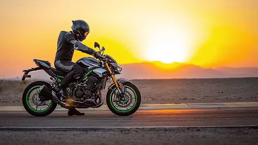 Power, Price, and Pure Fun: 2025 Z900 Takes on the Heavyweights