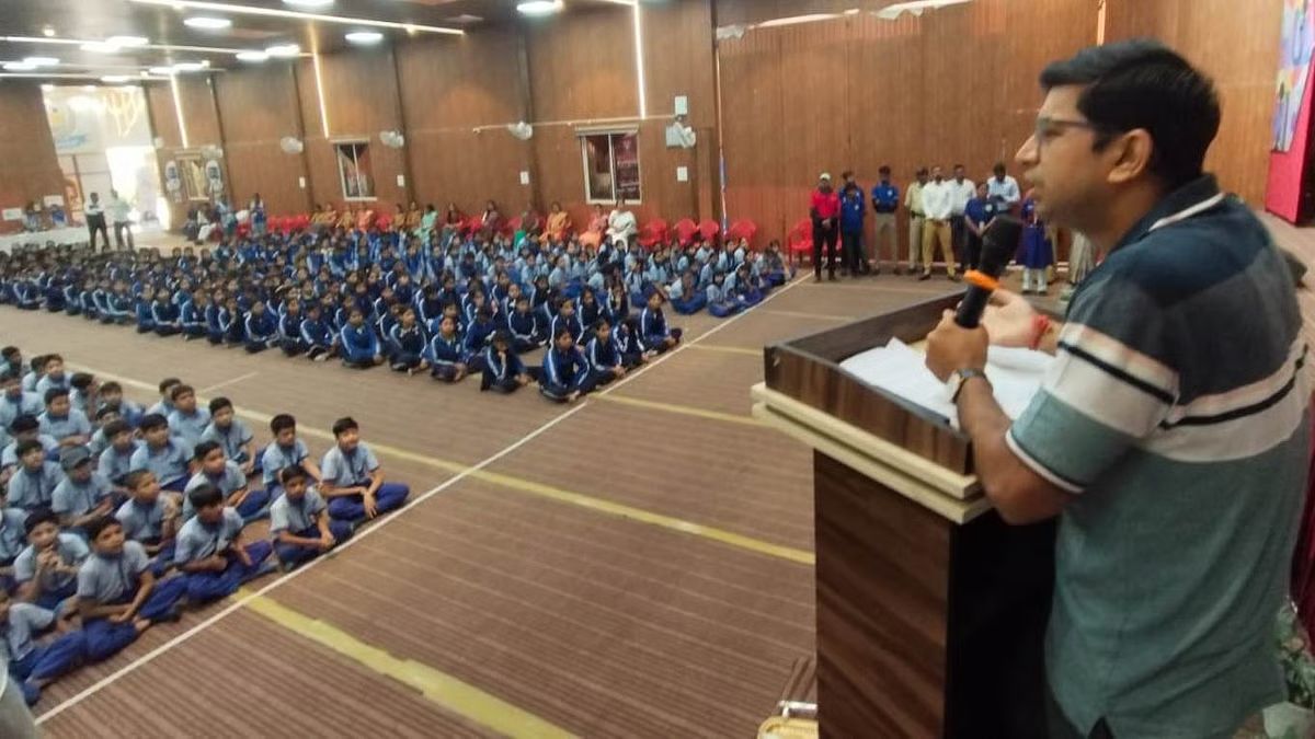 Singhal Inspires Students With Cleanliness Drive At Indore’s Zero-Waste School