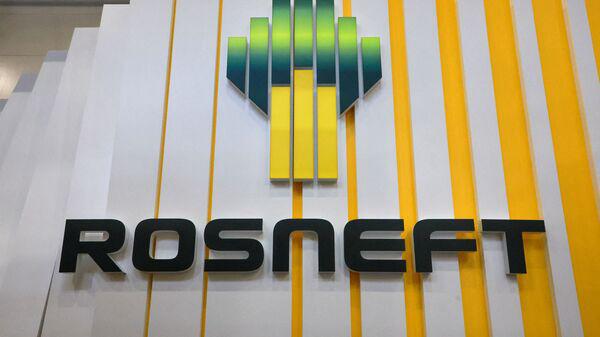 Global Oil Prices Surge 5% as US Sanctions Target Russian Energy Giants Rosneft and Lukoil