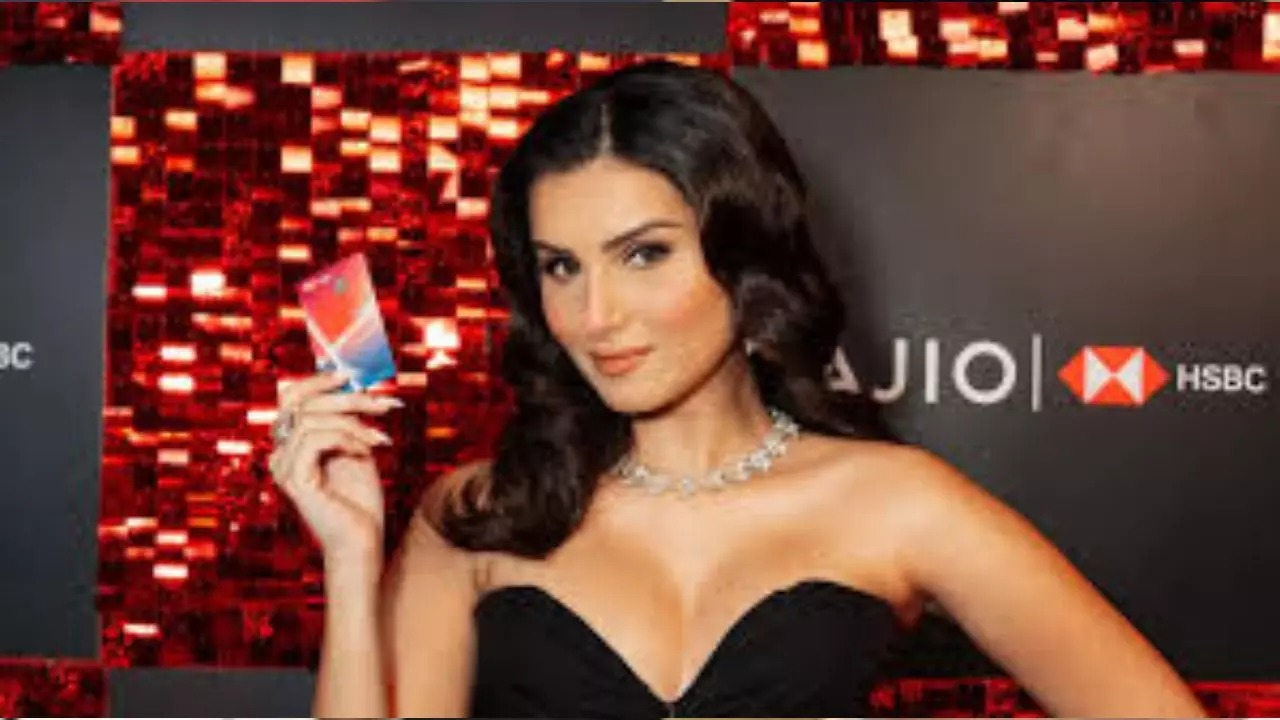 Fashion Meets Finance: AJIO and HSBC India Launch Exclusive Style Alliance