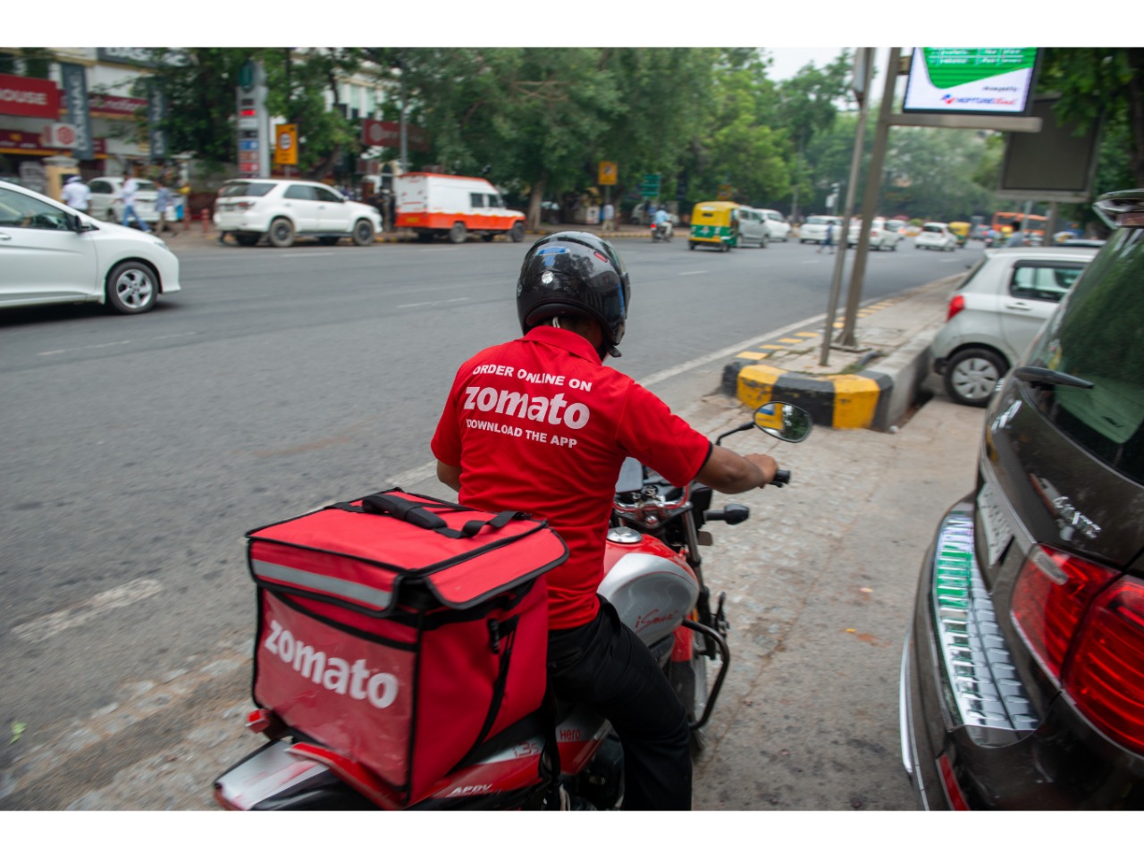 Zomato's Masterstroke: Enters 15-Minute Delivery Race, Challenges Swiggy and Bolt