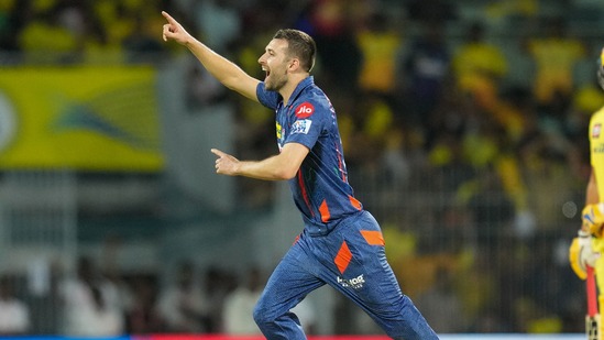 Mark Wood Strikes Early as England Dominate Australia in Chase