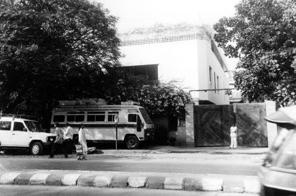 From Bare Walls to Bollywood Royalty: Untold Tales of Amitabh & Jaya Bachchan’s Humble Beginnings at Prateeksha