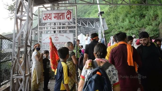 A Divine Gathering: Thousands Visit Mata Vaishno Devi on Ram Navami
