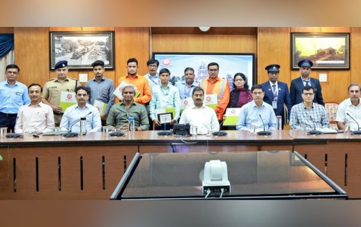 Central Railway Honours 11 Employees with GM’s Safety Award for Preventing Mishaps