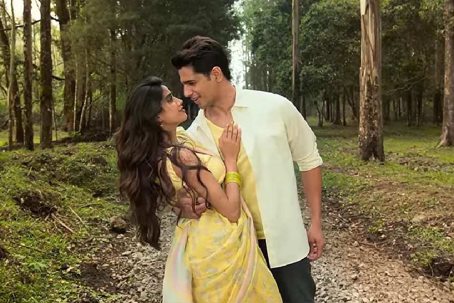 Sparks Fly as ‘Param Sundari’ Unveils Its Starry Chemistry Formula between Janhvi Kapoor and Sidharth Malhotra