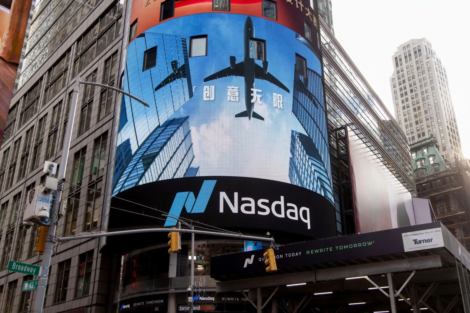 US Stock Futures Tumble as DeepSeek Disrupts Big Tech Landscape